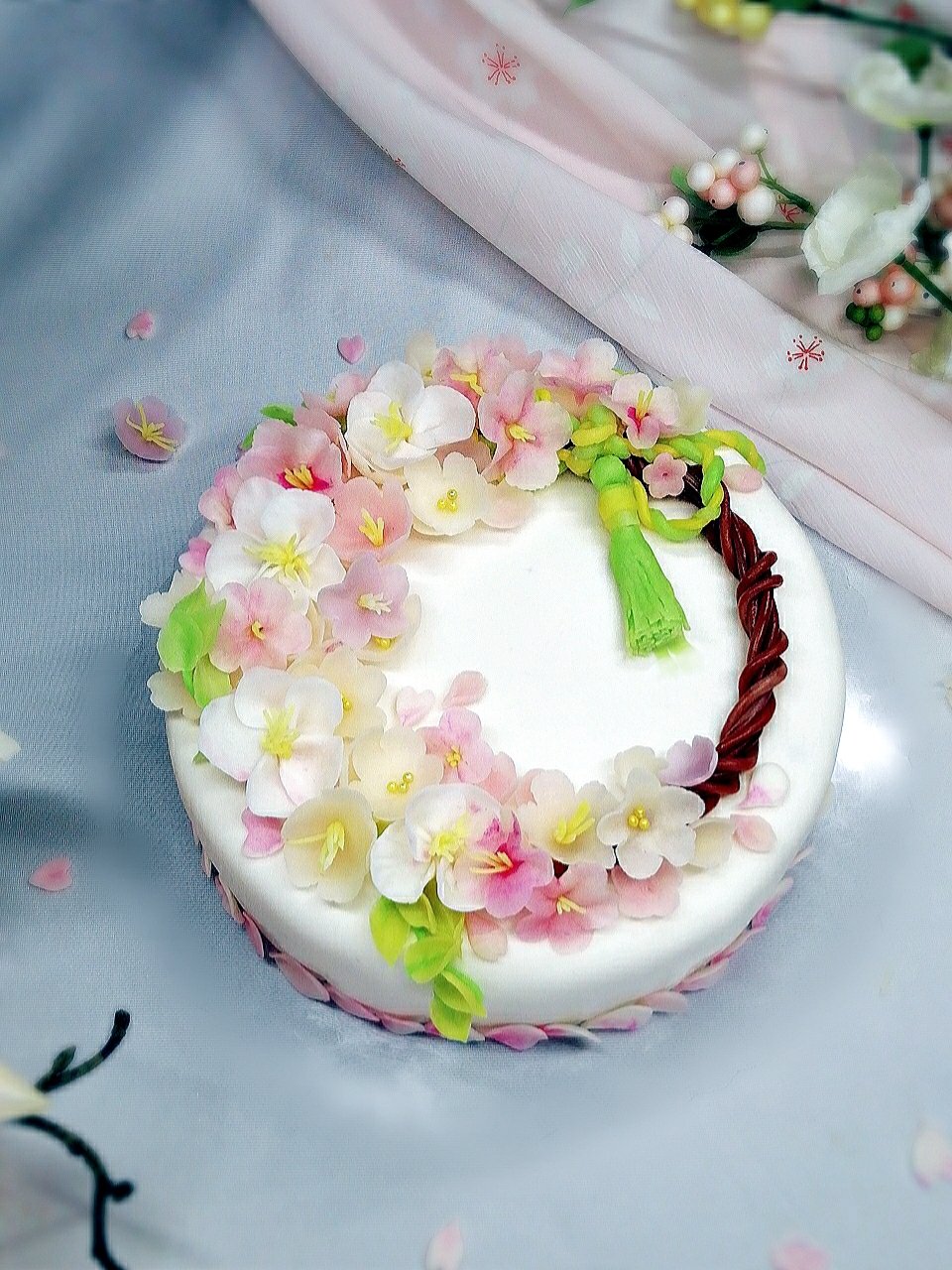 あんcoco 丸大豆さんのリクエストで 桜のケーキを作りました 桜の塩漬けのバタークリームの上に フォンダントを被せました 上に桜の花を飾りつけて 花びらを下に飾りました 桜香る とても美味しいケーキです 桜のケーキ バタークリーム