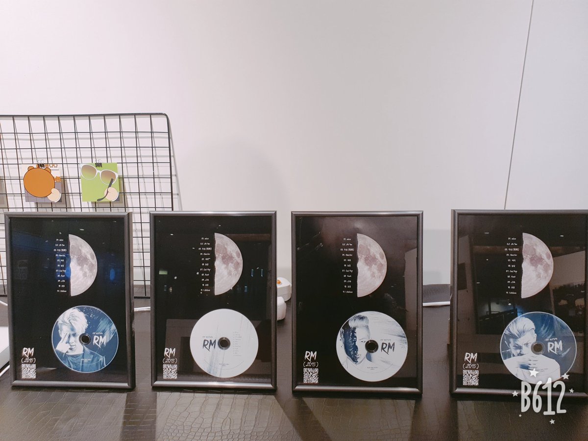 stmaria_yuha's tweet photo. 2시반 넘어 도착했는데
선착순 20명 주는 상품이 두개
남아있대서 받았네용^^ 럭키ㅋ
정성이 가득 느껴지는 전시회예요♡
@BTS_twt
#남준아_각성_5주년_축하해
#현대시티아울렛
#RM2015
#mixtape https://t.co/1PLHEWnkFq