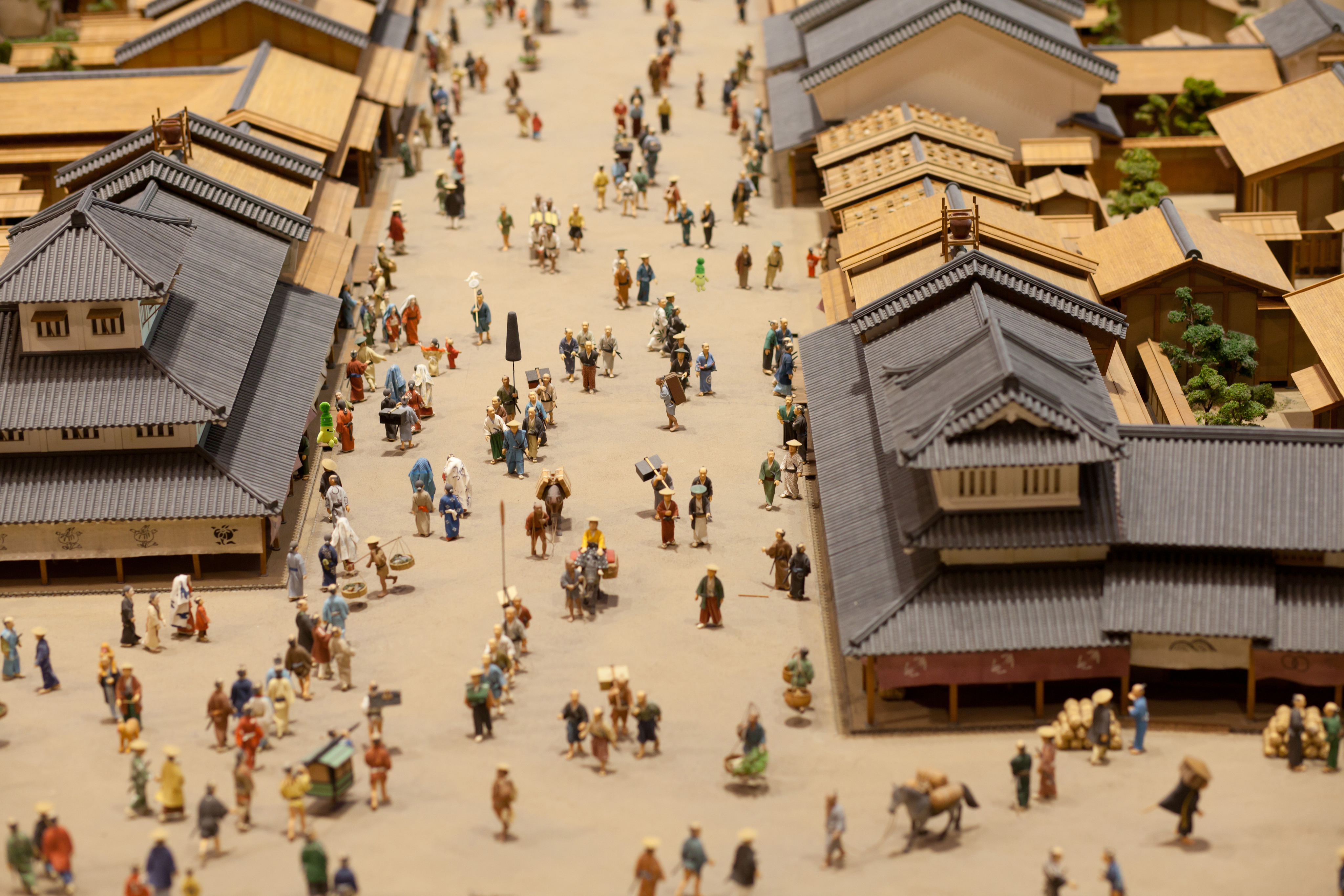 江戸東京博物館 ギボちゃんをさがせ 江戸東京博物館 公式キャラクターのギボちゃんが 常設展示室内の当時の街並みを再現したジオラマ模型の 寛永の町人地 銀座煉瓦街 に隠れています 探せるかな それぞれ2か所