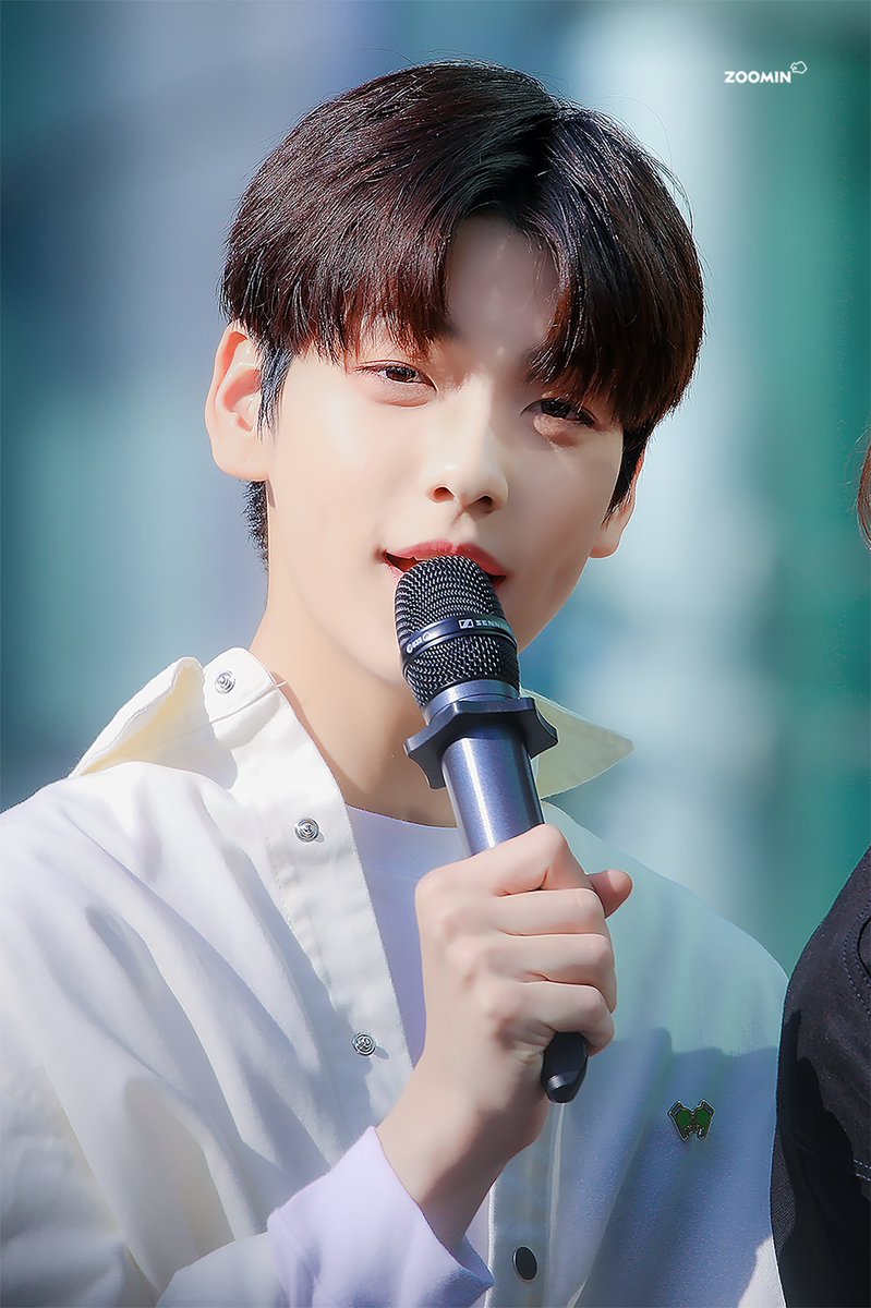 ZOOMIN_1205's tweet photo. 바람이 엄청 세게 분다😲🍃 수빈이 보고 싶다💦
@TXT_members #수빈 #SOOBIN 191030 https://t.co/sO6nTUKqPr
