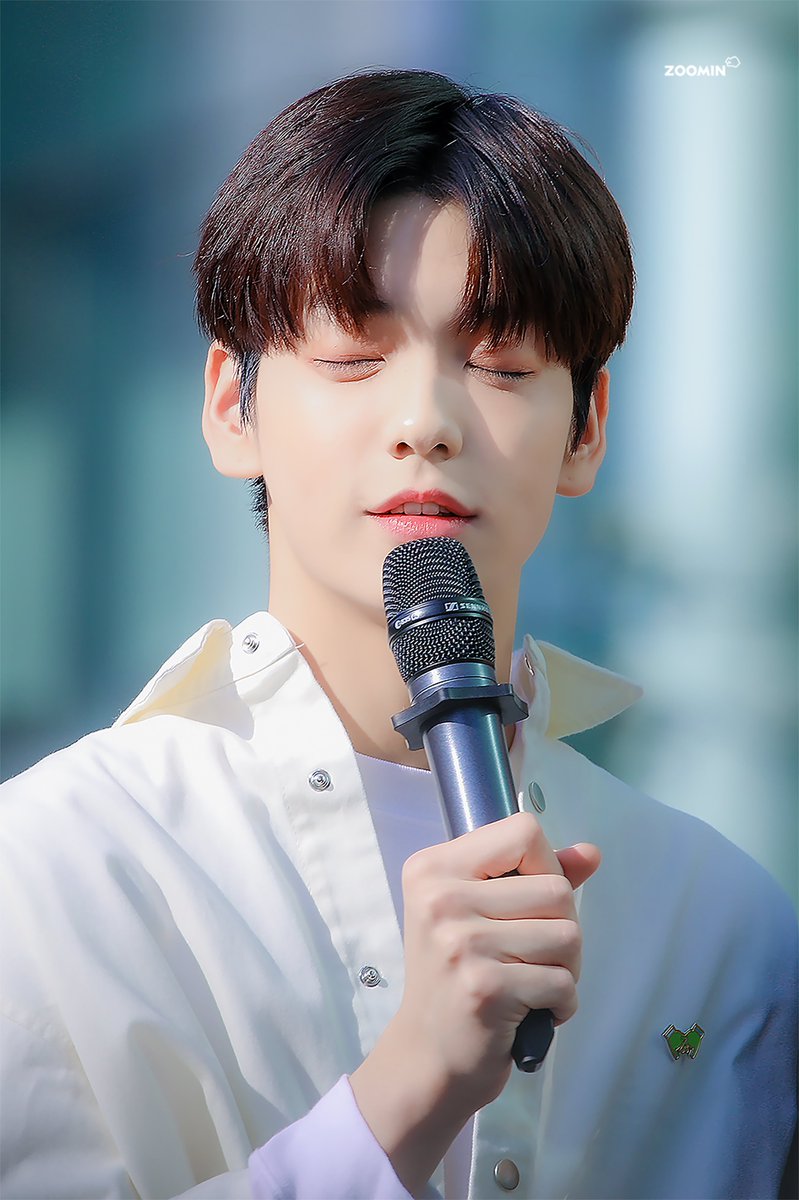 ZOOMIN_1205's tweet photo. 바람이 엄청 세게 분다😲🍃 수빈이 보고 싶다💦
@TXT_members #수빈 #SOOBIN 191030 https://t.co/sO6nTUKqPr