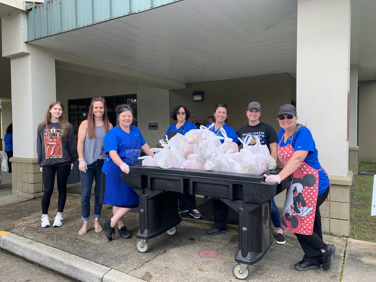 ShannaSteed's tweet photo. North Corbin lunch ladies are amazing! They were all smiles today! Thank you for taking care of your students! 
⁦@Livingston_PPS⁩ ⁦@ncjhbears⁩ https://t.co/aX8Unjlksz