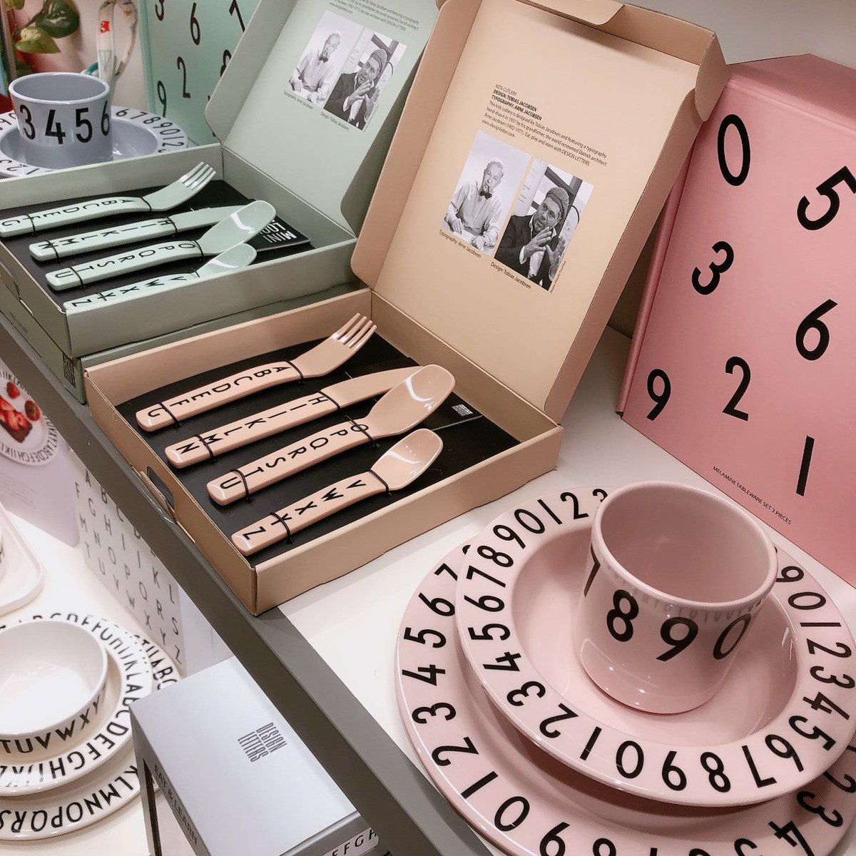 銀座三越 Mitsukoshi No Twitter デンマーク発 デザインレターズ の食器やカトラリーはとってもスタイリッシュなデザイン かわいらしすぎないので お部屋のインテリアを損なうことなく お子さまが大きくなってもずっとお使いいただけます 10階 子供雑貨 キッズ