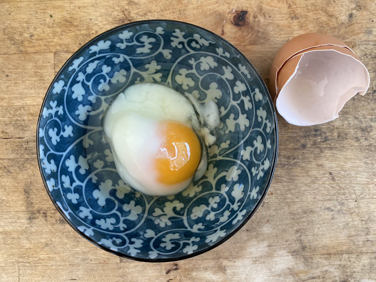 まつばら 爆発の恐怖と戦いつつ実験した結果 殻ごと卵をそのままレンチンで温玉にするには 600w で 冷蔵庫から出した直後 の卵を 45秒 という事が判った 暫く置くと余熱で黄身だけ茹で卵になるので 使う直前に作ると良いかな