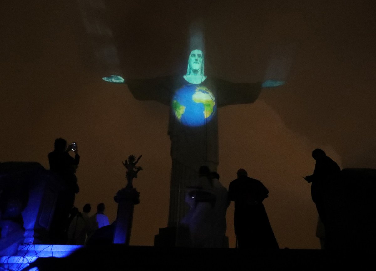 CI_CDMX's tweet photo. #LoÚltimo | #Iluminan la icónica estatua del #CristoRedentor con #Banderas de los 166 países con casos de #COVID19.
Además proyectan la frase en varios idiomas que dice "#RezemosJuntos". https://t.co/SX3ftFjzkW