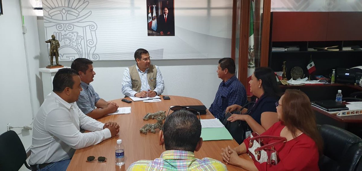 RCESTATAL's tweet photo. Este día el Lic. @LeninCarbajal1, titular de esta institución, sostuvo una reunión con el Contralmirante Victor Manuel Martínez Maya, Representante Federal del Instituto Nacional de Migración Guerrero. #HacemosLoCorrecto

https://t.co/zEjElkozjU https://t.co/G728qLAun4