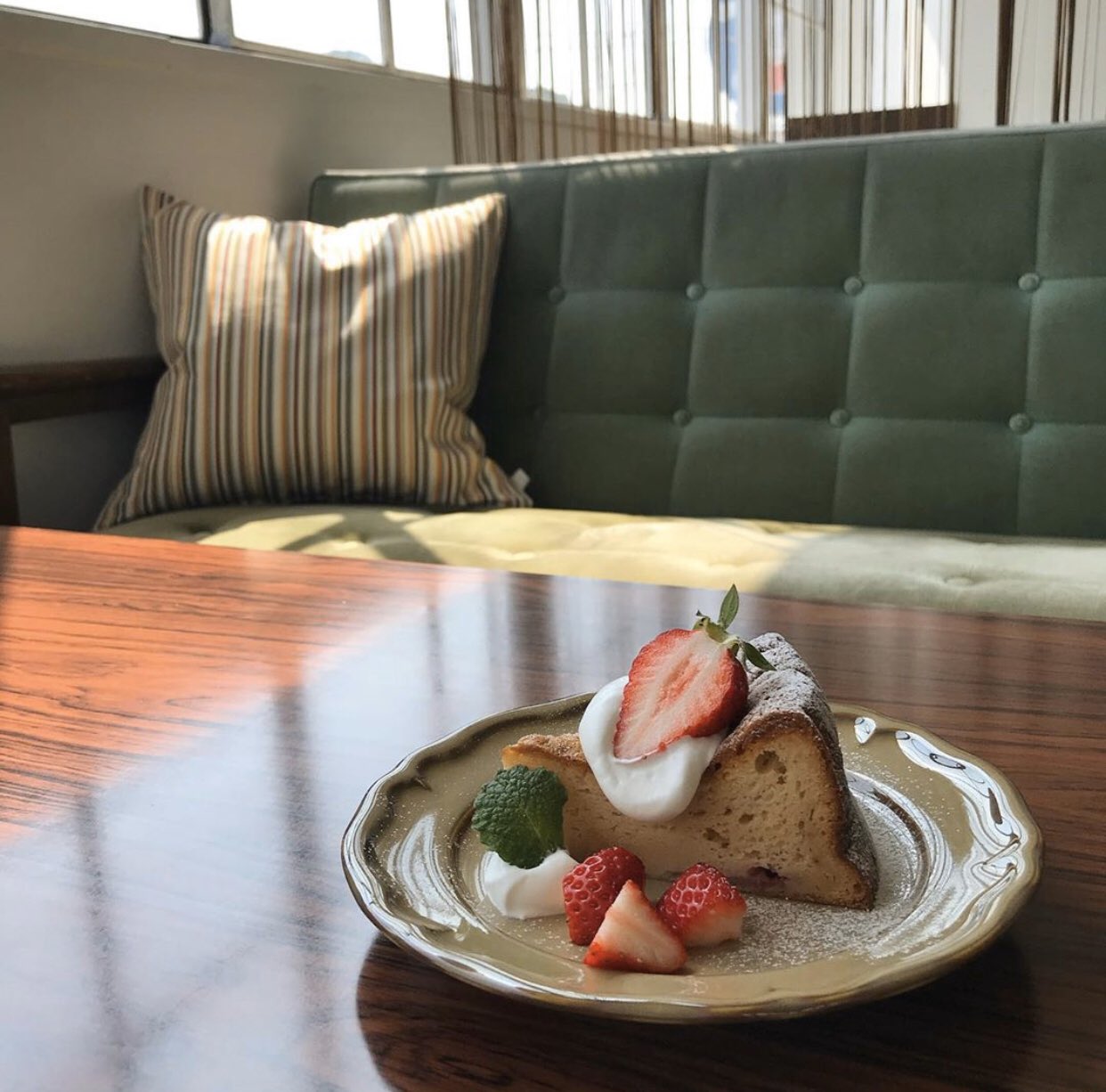 Cafeplus おはようございます お休みを頂き元気に今日からスタート ポカポカな日差しの当たるソファー席 ほっこり優しいシートで新しいスイーツはいかが カフェプラ Cafeplus 姫路カフェ 姫路グルメ 姫路ランチ 姫路カフェ巡り ランチ は11時