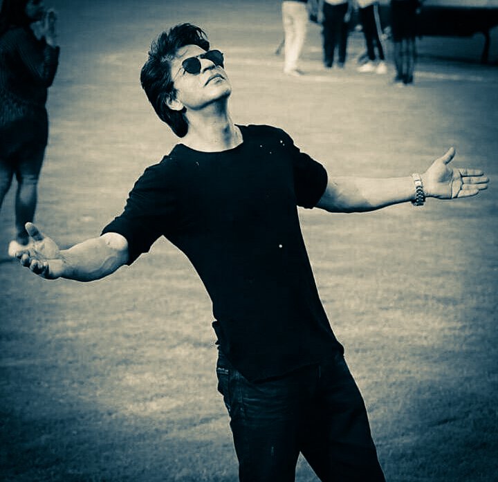 Signature Pose of Shahrukh Khan in Bollywood Music Videos