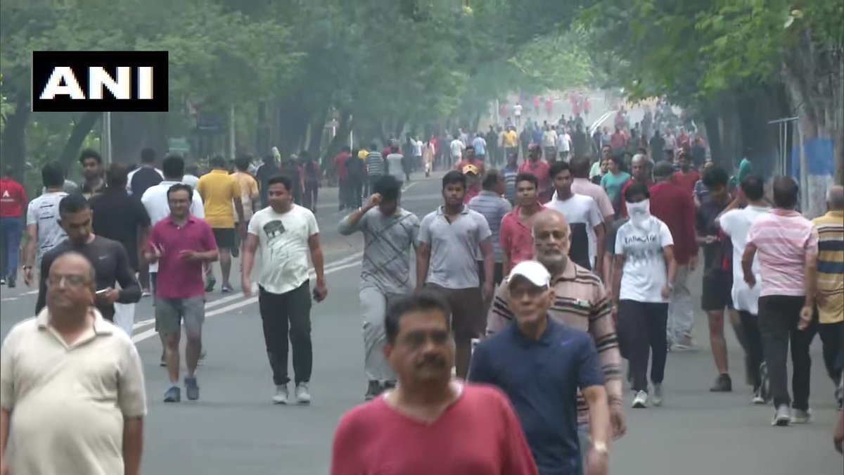 ANI's tweet photo. Maharashtra: People in Nagpur gathered on the streets to exercise after all the gyms in the state are shut due to #Coronavirus. Hardeep Bhatia, a local says, "We are building our immunity system by exercising." https://t.co/ROvowxMP4J