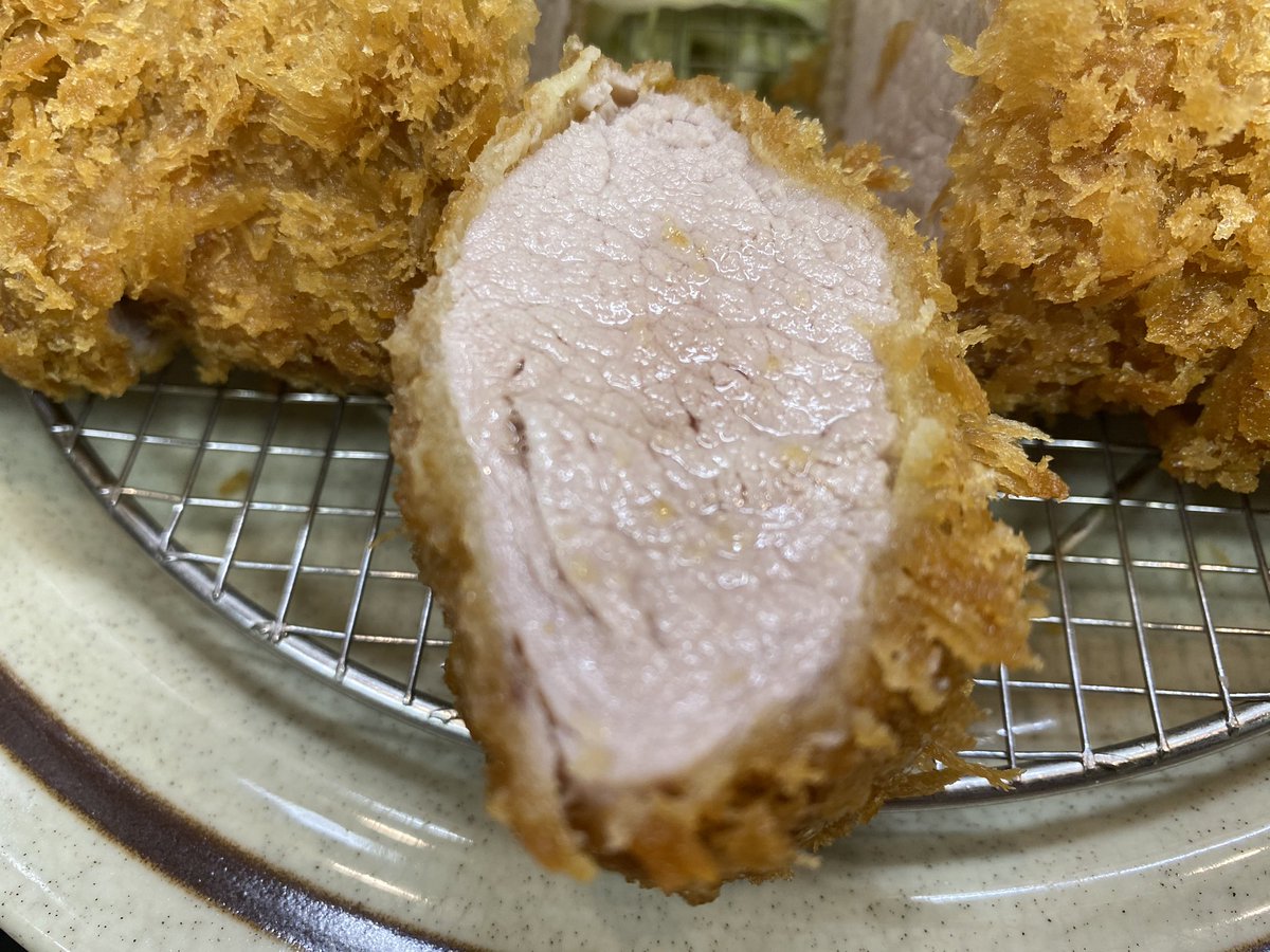 ぴっと 押上 克芳 横綱ヒレカツ定食 画像じゃ分かりにくいけど微かにわかる程度にピンクな揚げで柔らかい 分厚いので肉の甘みを強く感じられる 大根 人参 こんにゃくの豚汁とご飯もなかなか美味しい とんかつ屋食べログ3 50以上完全制覇の旅