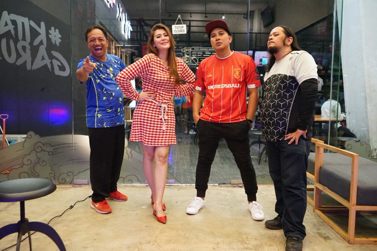 redsjoinshow's tweet photo. Istimewa benar memang episode X @redsjoinshow ini. Ada @david_allent sang pemilik David Allen TV yang sukses bermonetized di youtube dengan puluhan ribu subscribers, dan ada juga @diniandinii presenter kece nan ceria kita. Selengkapnya di https://t.co/lg617sWDie #RedsJoinShow https://t.co/rFpYeXVAfr