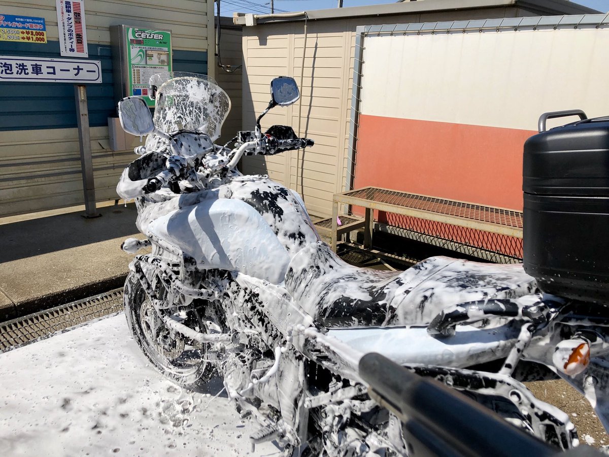 佐藤 守 V Strom650abs 先日の矢吹町ツーリングで凍結防止剤を被ったので お天気ですし会社を抜け出して洗車しに行きましょう バイクにとってこんな洗い方で良いかは別として すすぎと拭き取りは丁寧に です