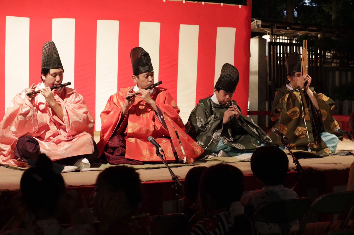 dento_geino's tweet photo. 伝統芸能部では、日本の伝統芸能である雅楽を演奏しています。国際交流の機会が多い住吉高校では、留学生の歓迎会や���学旅行で舞や演奏を披露する機会がたくさんあります！
興味のある方はぜひ仮入部で月曜、水曜、金曜日に理科棟の3階の作法室に来てください！お待ちしてます！
#住吉高校 https://t.co/YHGsLR1uox
