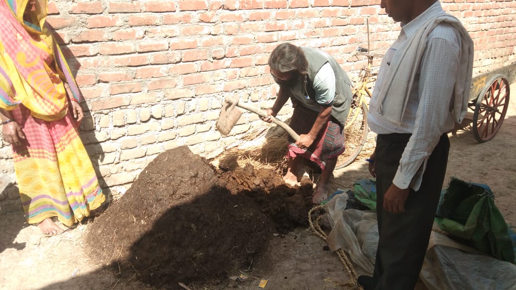 RGMVP's tweet photo. Natural farming practices with the use of homemade compost fertilizer: Baberu block, gram panchayat Parthra @RGMVP #BandaRegion #ClimateChange #SustainableAgriculture https://t.co/QxG1jkVbuf