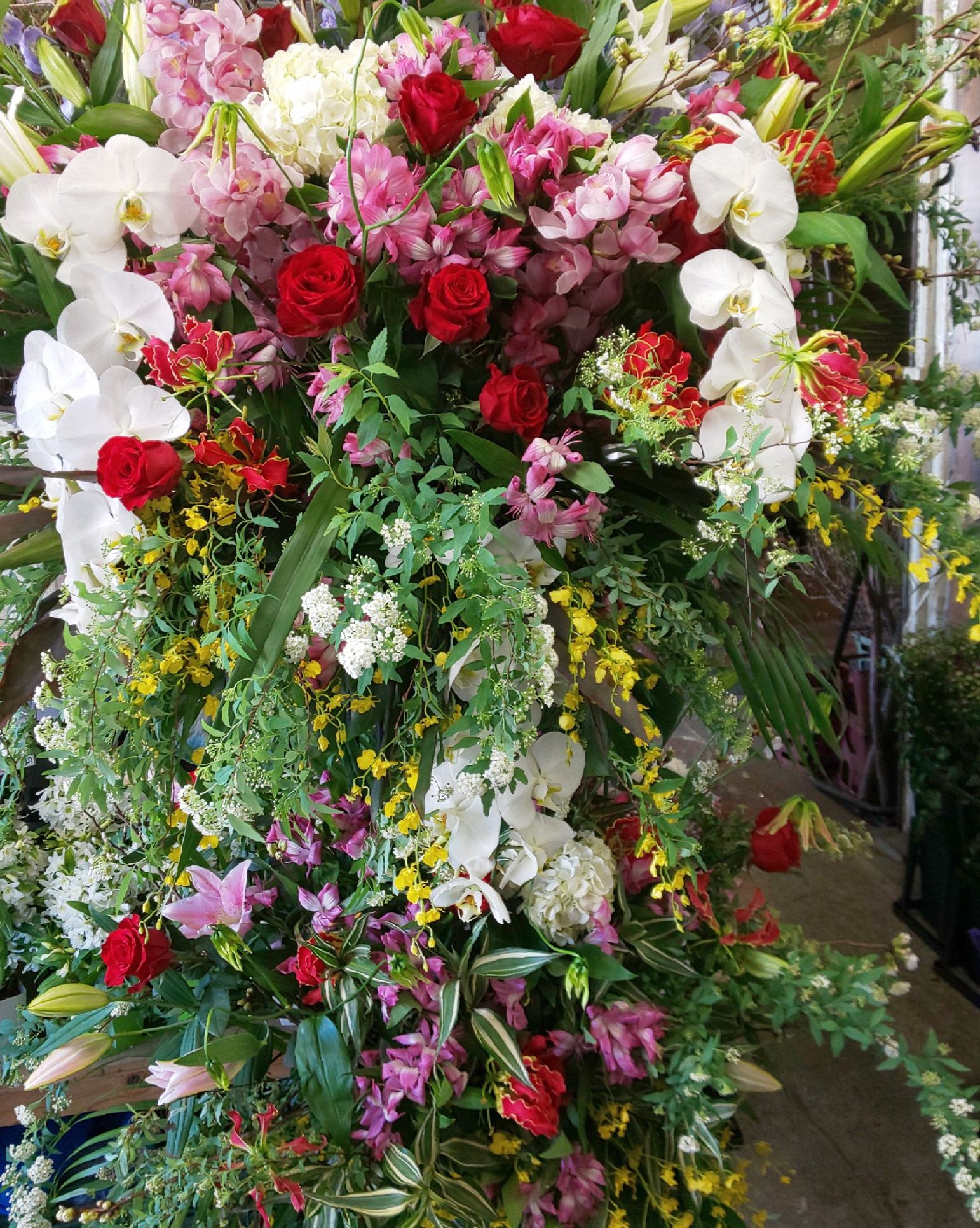 松戸南部市場 開店 就任 結婚 出産 新築など人生には様々なお祝いのシーンがあります このお祝いにお花を贈ることは とても喜ばれ素敵なことですね 写真は 松戸南部市場にあるお花屋さんが注文を受けた開店祝いのお花です 豪華ですね 松戸南部 松戸南部市場 開店 就任 結婚 出産 新築など人生には様々なお祝いのシーンがあります このお祝いにお花を贈ることは とても喜ばれ素敵なことですね 写真は 松戸南部市場にあるお花屋さんが注文を受けた開店祝いのお花です 豪華ですね 松戸南部