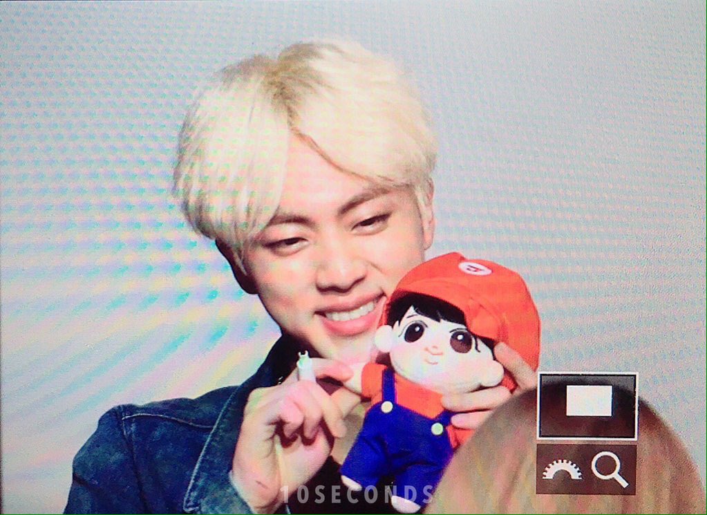 HAMZZIN DOLL(2016)by @hamzzin_dollJin has this doll on his room and hold him in fansign