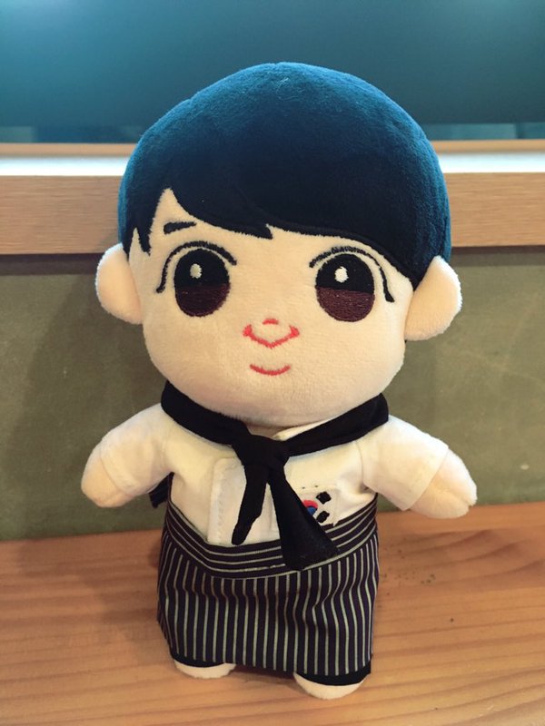 HAMZZIN DOLL(2016)by @hamzzin_dollJin has this doll on his room and hold him in fansign