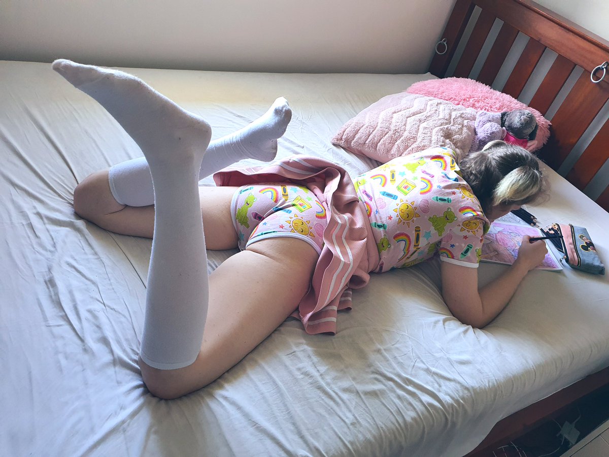 NymphetThee's tweet photo. You find your cheeky little girl colouring on the bed so you have a little bit of fun with her; flipping up her skirt, playing with the buttons on her onsie... 😉 #ddlg #daddysgirl #daddyslittlegirl #abdl #ageplay https://t.co/TfhvvmSOJG