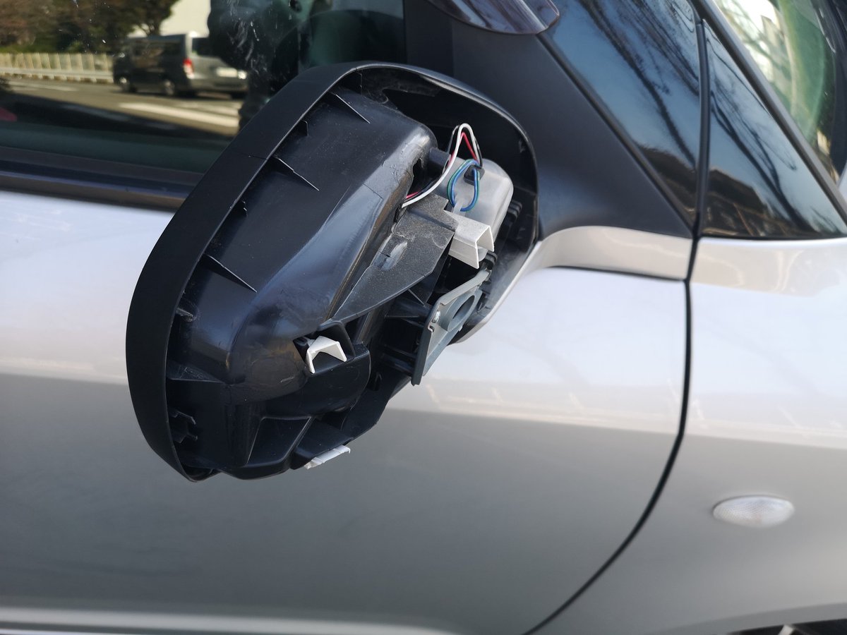 Katoyan カトヤン いきなり反対車線から車が突っ込んできてサイドミラーが破損 寸前で窓締めてたからガラスの破片が中に入ってこなかったから良かった 早く修理しないと