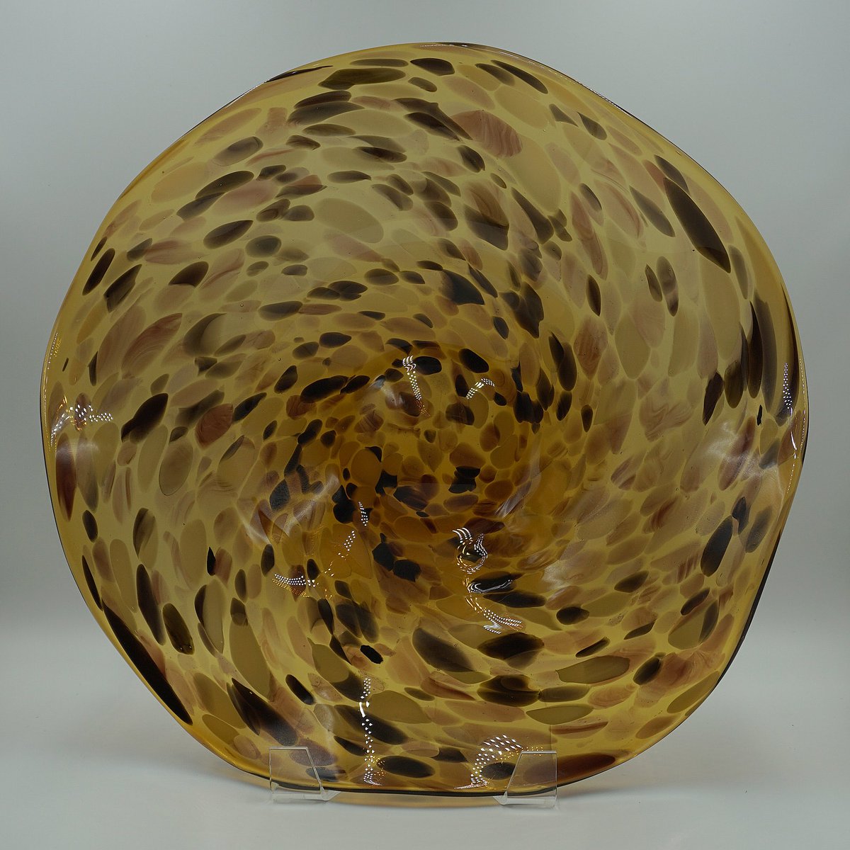 revolves2020's tweet image. Made by Empoli for Christian Dior in the 1960’s, this large hand-blown glass bowl makes an excellent centerpiece for any table. It has truly beautiful flowing colors running through it and is a wonderful throwback to the days of Audrey Hepburn’s Dior sunglasses. #empoli #mcm