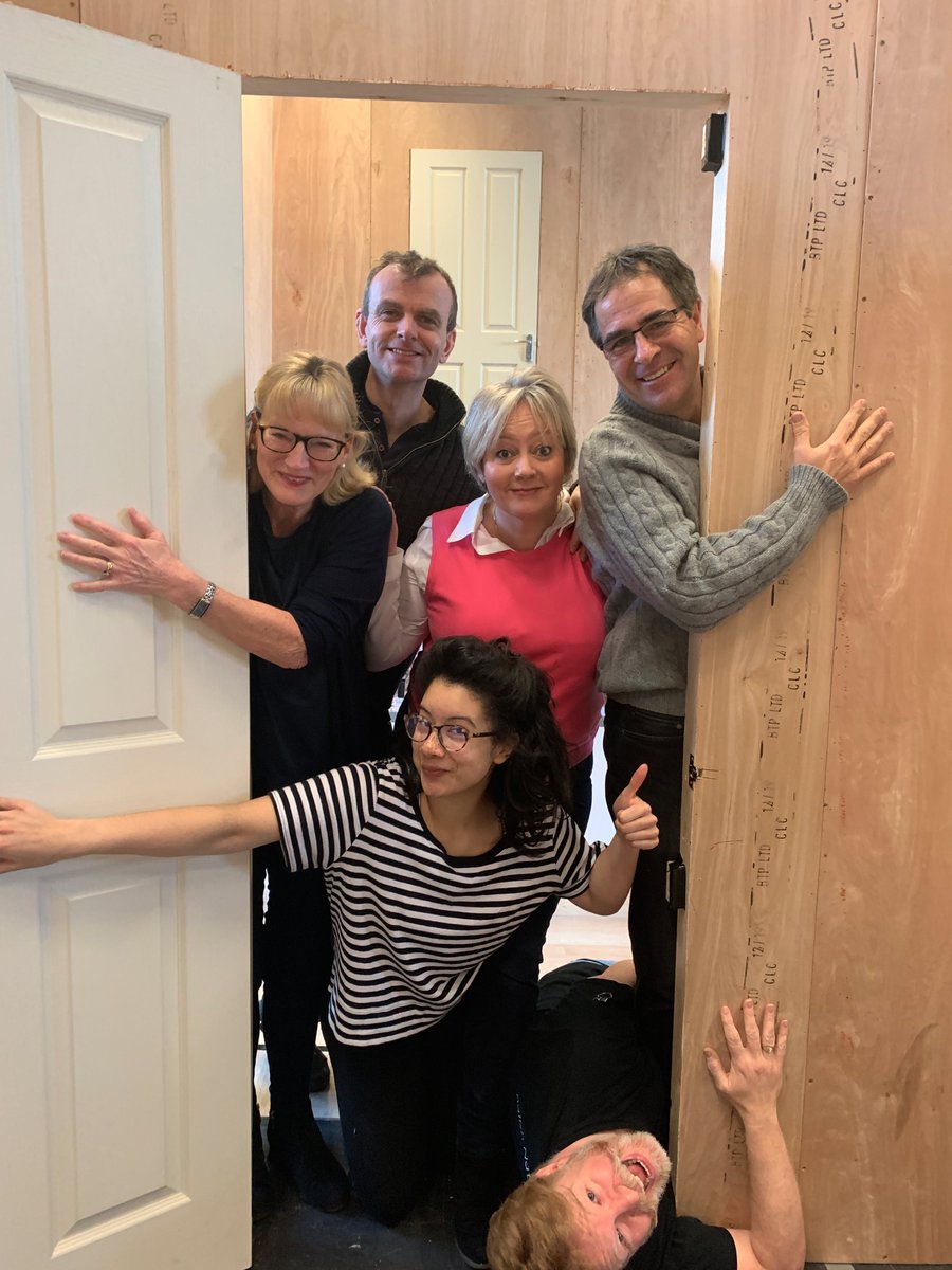 Today would have been our second performance of #ENOFigaro sadly that is not to be. So here are pictures of the brilliant <a href="/E_N_O/">English National Opera</a> chorus rehearsing the door splats 😺