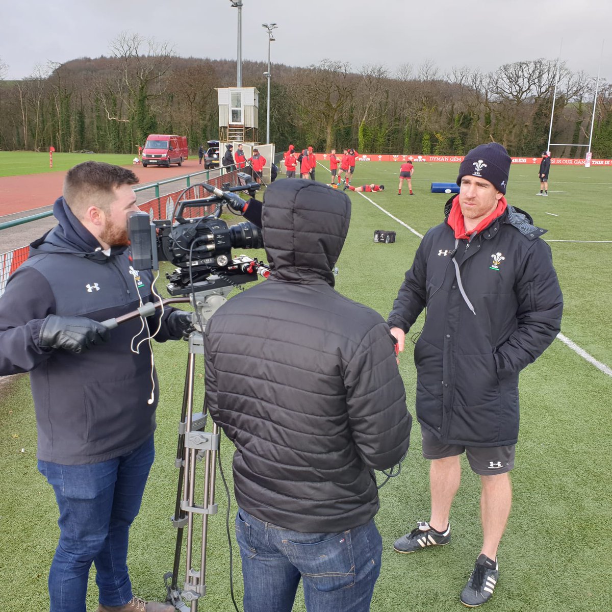WhisperCymru's tweet photo. #TBT to filming with @WelshRugbyUnion Sevens a few weeks ago.
@WorldRugby7s
Cipolwg yn ôl ar ffilmio sesiwn ymarfer gyda charfan 7 bob ochr Cymru.
#WRUTV
@GutoOwen @Eifion_Roberts https://t.co/NgxV3RvvxO
