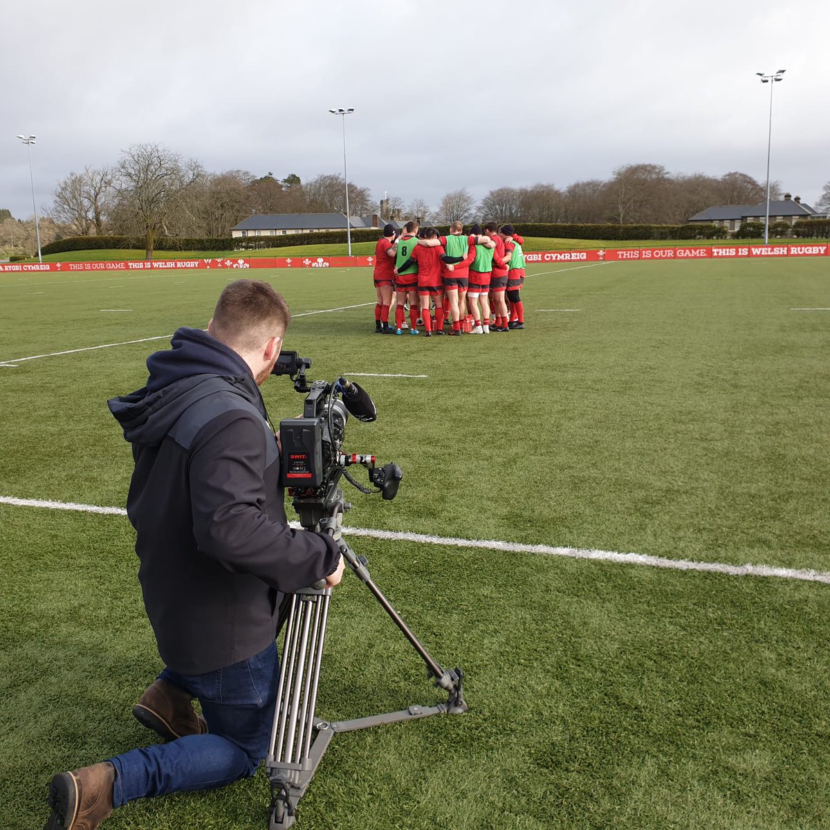 WhisperCymru's tweet photo. #TBT to filming with @WelshRugbyUnion Sevens a few weeks ago.
@WorldRugby7s
Cipolwg yn ôl ar ffilmio sesiwn ymarfer gyda charfan 7 bob ochr Cymru.
#WRUTV
@GutoOwen @Eifion_Roberts https://t.co/NgxV3RvvxO