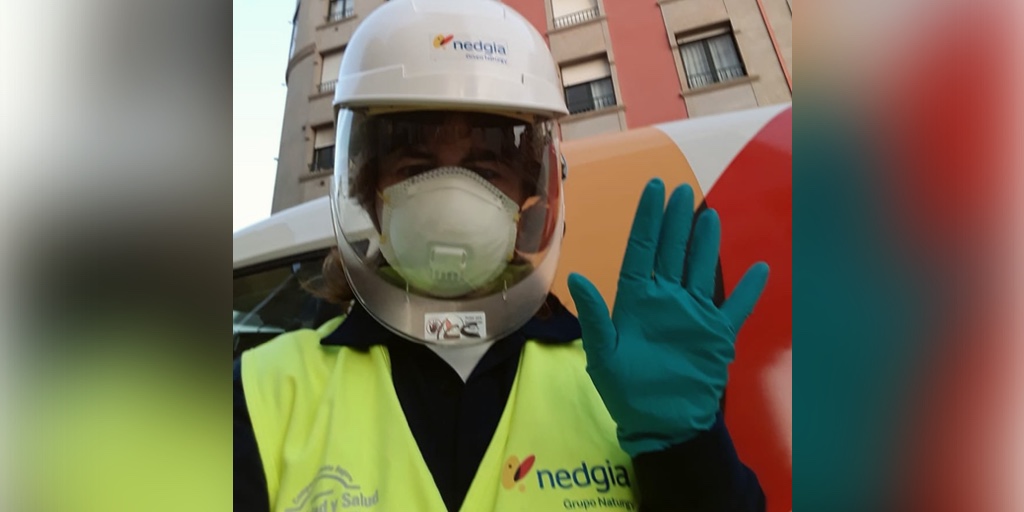 La #ComunidadNedgia no para. Aquí está nuestra compañera Irene Coiradas, de los servicios técnicos del Centro Operativo de Galicia, después de atender un aviso con su equipo de protección individual en Ribeira, #ACoruña.

Ánimo, nuestro equipo no descansa💪

#COVID19