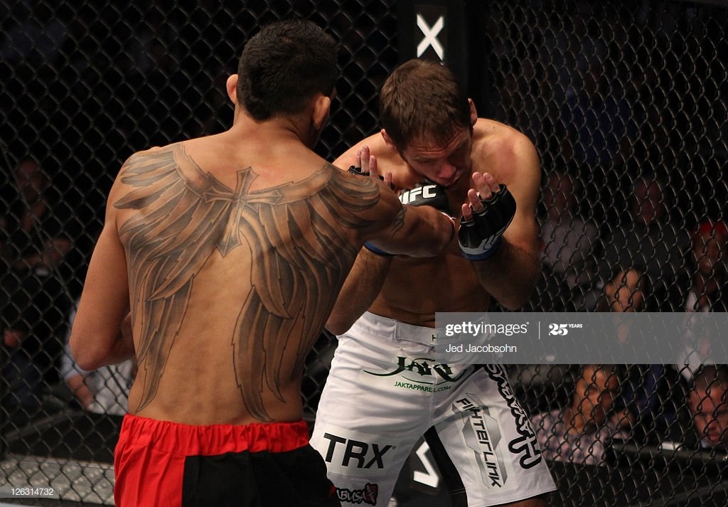 IIIMIII_'s tweet photo. ظهوره الأول الأول كان في عرض (#UFC135) ولكن هذه المرة في "الوزن الخفيف" واجه حينها المقاتل "آرون رايلي" وتمكن توني من الإنتصار بعدما حطم فك رايلي مما جعل الحكم يوقف النزال.
- رابط النزال ( https://t.co/75vfng3O4q ) https://t.co/cYxkp3cWg2