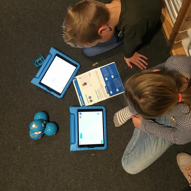 codevaardig's tweet image. Thuisonderwijs is zo gek nog niet! Bij aanschaf van een wonderpack Dash en Dot ontvang je een pakketje met 10 leuke opdrachten voor thuis. Zo zijn ze uren zoet én ze leren zonder dat ze het door hebben. Ga naar codevaardig.nl!