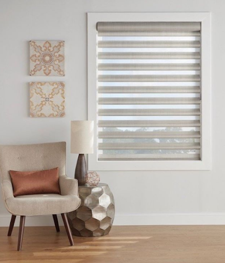 WindowTailors's tweet photo. Hunter Douglas Pirouette window shadings are perfect for a unique set of custom door dividers in a traditional or contemporary living room. 🔥
They give a room a lot of character.

#stainedshutter #windowideas #decorideas #shutter #window #decor #homedecor #windowtreatment https://t.co/XcOTcMuUbR