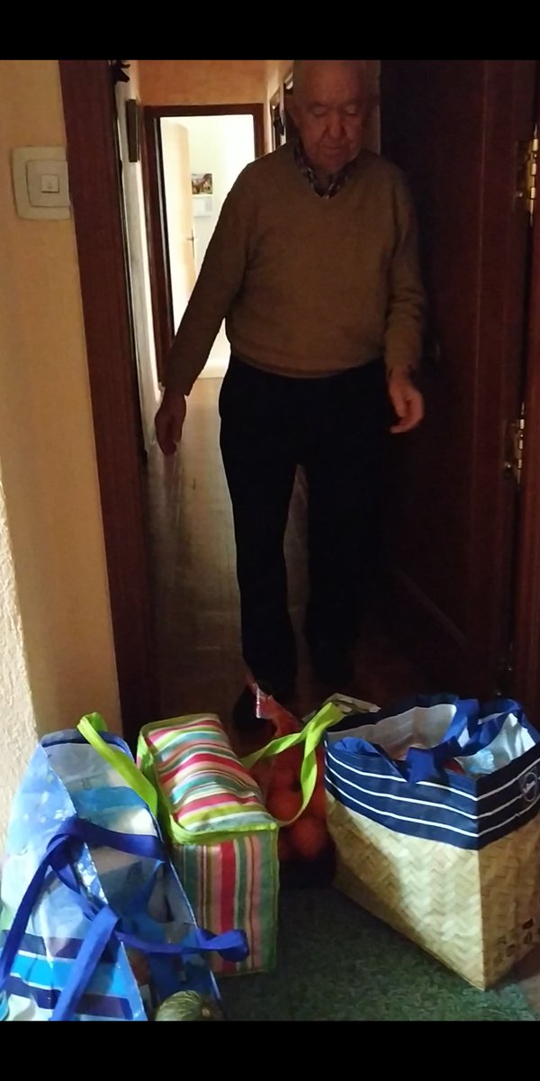 Ms_Kinki's tweet photo. Regreso con el corazón encogido, he ido a llevar comida q le he preparado y compra para varias semanas, se lo he dejado en la puerta he llamado y su cara al verme....me dice el pobre no vas a pasar?? No abuelo no debo, lo siento 😔 https://t.co/vaCOfbjcHN