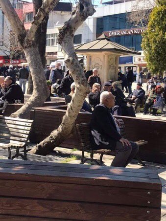 Biz10TV's tweet photo. Denizli’de Vatandaşlar Sosyal İzolasyon Uyarılarına Uymayınca Belediye Bankları Kaldırdı

Denizli’de kafelerin, kahvehanelerin kapatılması sonrası parklarda yoğunluk yaşanmaya başlandı. Vatandaşların uyarıları dikkate almaması sonrası belediye bankları kaldırdı https://t.co/sM0uPCx8hu