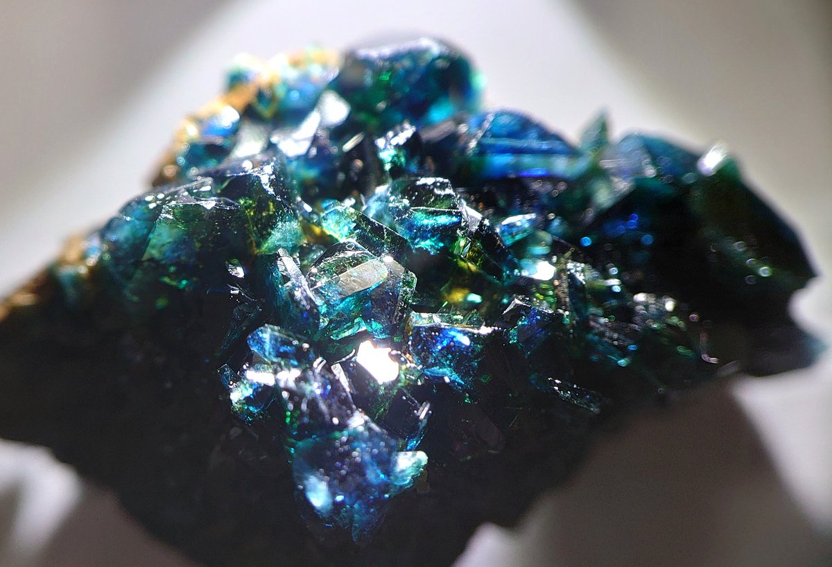 夏陽冬月 かようふゆつき カナダ ラピッドクリーク産 ラズライト 見る角度によって黄 緑 青 藍と色が変わる美しい鉱物 ラズライト 天藍石