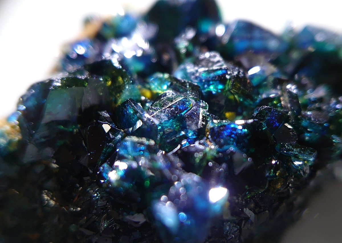 かようふゆつき 片付け中 カナダ ラピッドクリーク産 ラズライト 見る角度によって黄 緑 青 藍と色が変わる美しい鉱物 ラズライト 天藍石