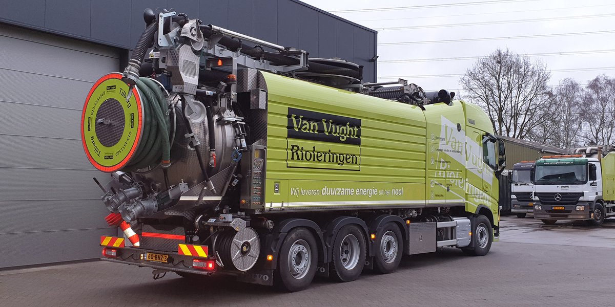 Quaform's tweet photo. De nieuwe Volvo vetafscheidings vrachtwagen van Van Vught Rioleringen voorzien van belettering met reflectie folie.

#reflective #belettering https://t.co/zSQuLkJNgU