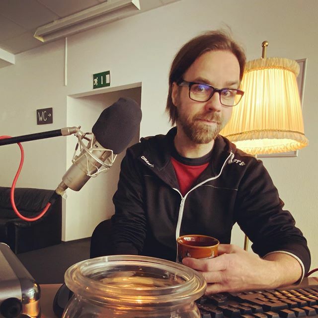 BruchwerkT's tweet photo. Radiointerview in Zeiten von Corona. 
Wenn der Pešl nicht zum Studio kommen kann, dann muss das Studio eben zum Pešl kommen.

#radiosiegen #interview #bruchwerk #theater #trotzcorona #folgen #zukunft #livestream #endzeitdekadenz https://t.co/zJdOyPRA0w https://t.co/oCd3HkSGYx