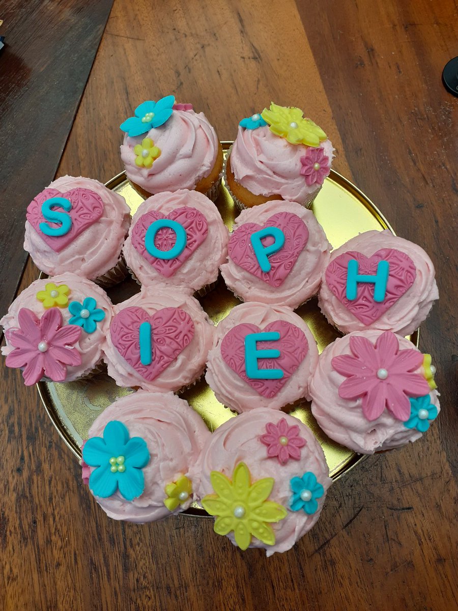 thobaaa's tweet image. Cake time