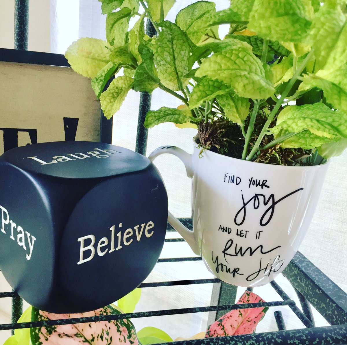 julielclarke's tweet image. Sitting at my table and staring at my words. “Pray. Believe. Laugh. Find your joy and let it run your life.” These are always good, but even more so now. #WeWillGetThroughThisTogether #helpyourneighbour #muchjoytoyou #coronavirus #WashYourHands  Check on your people today. ❤️🙏🏻🙏🏻