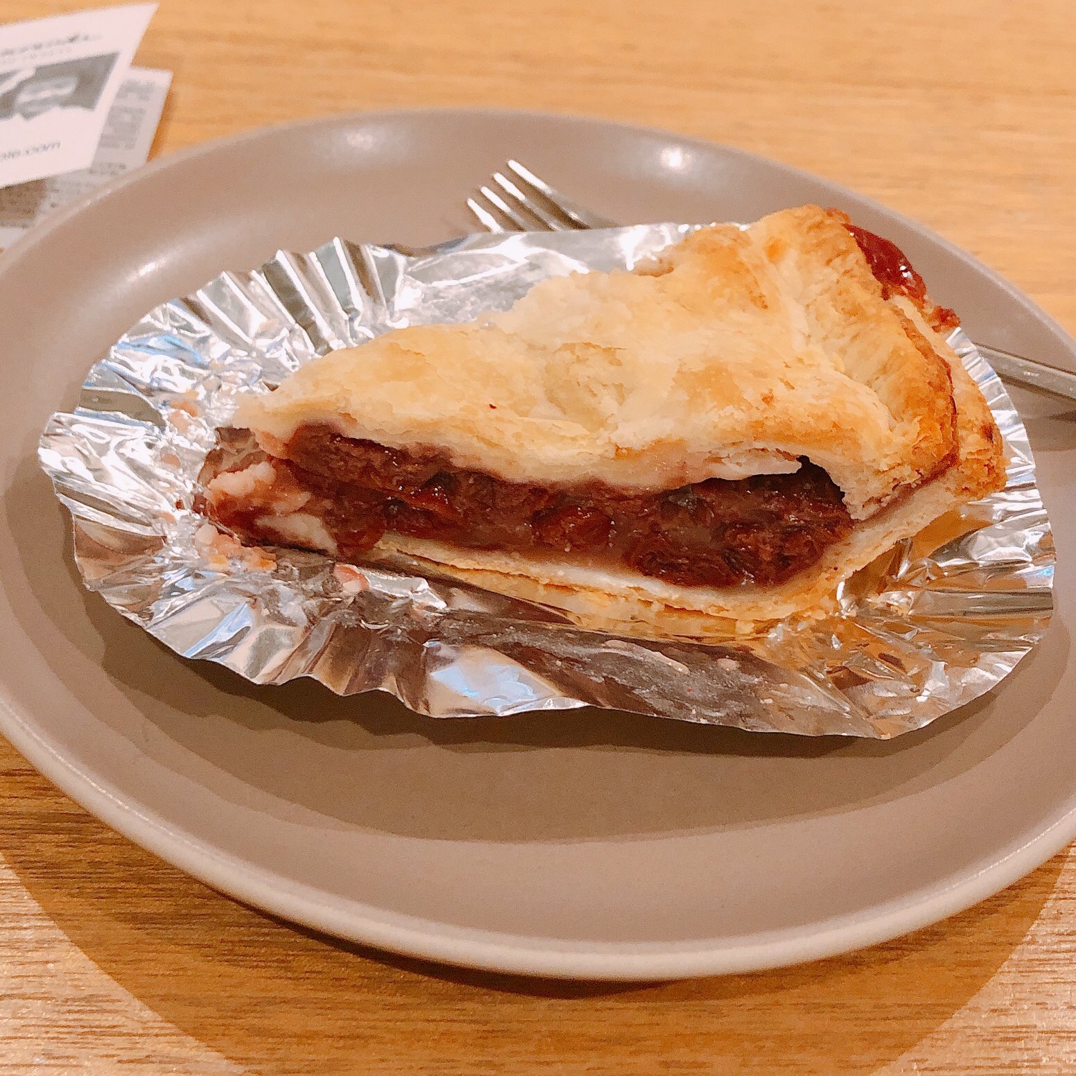 トリーツ 今日のおやつ 松之助nyのチェリーパイ と ニューヨークチーズケーキ 松之助で今の季節ならアップルパイ をオーダーするところですが チェリーパイのはしりということでそちらに 酸味を残したフルーティーなフィリングと食べ応えのある素朴なパイ