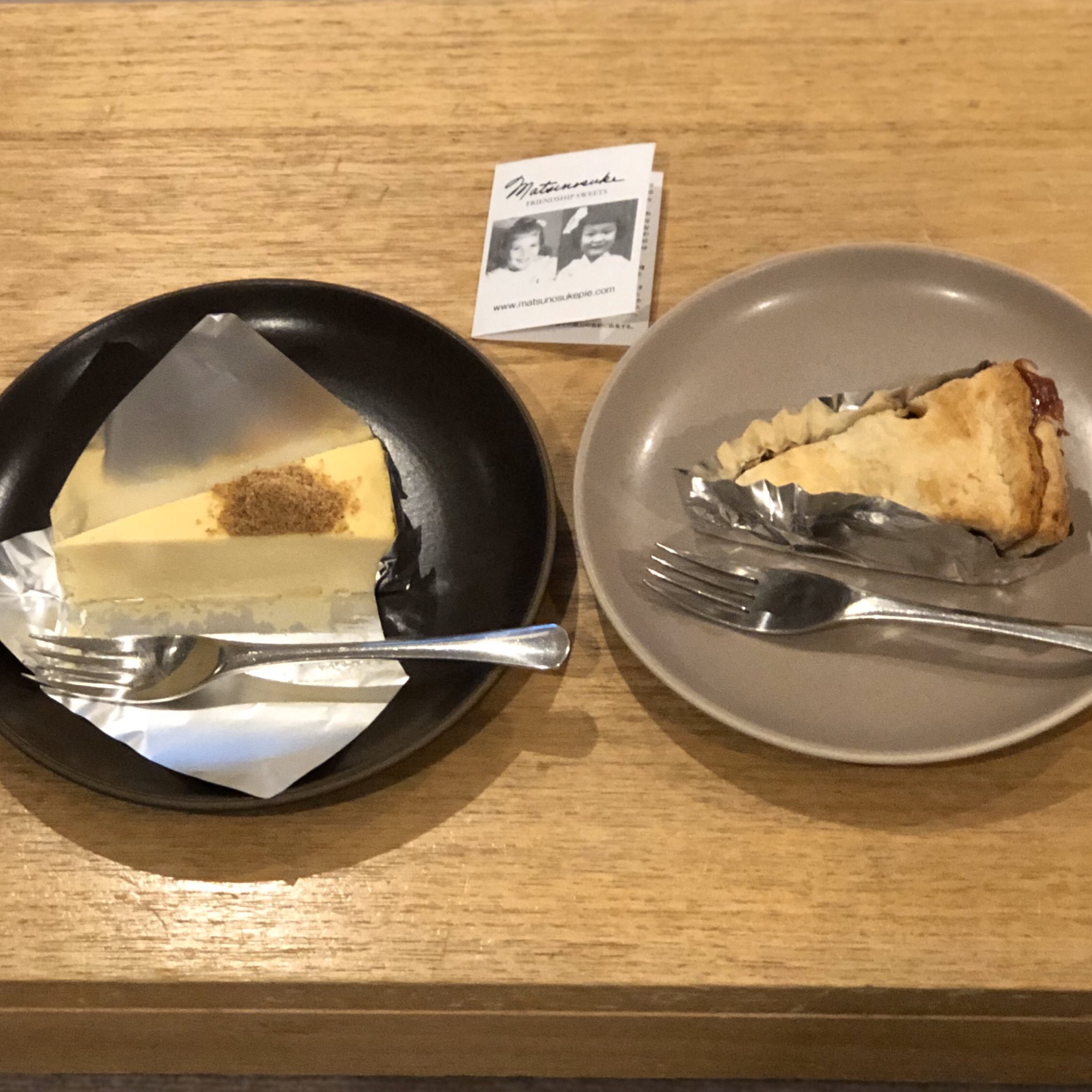 トリーツ 今日のおやつ 松之助nyのチェリーパイ と ニューヨークチーズケーキ 松之助で今の季節ならアップルパイ をオーダーするところですが チェリーパイのはしりということでそちらに 酸味を残したフルーティーなフィリングと食べ応えのある素朴なパイ