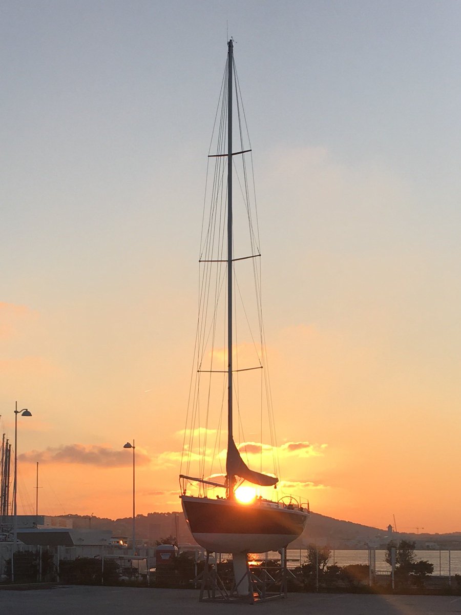 BRISE_MARINEYAC's tweet photo. Dans le contexte actuel si difficile à vivre pour nous tous, BRISE MARINE YACHTING reste à votre disposition pour vous renseigner ou tout simplement pour vous faire rêver!
Prenez soin de vous et de vos proches. 
#brisemarineyachting #prenezsoindevous #covid_19 https://t.co/kgQFTRg7eD