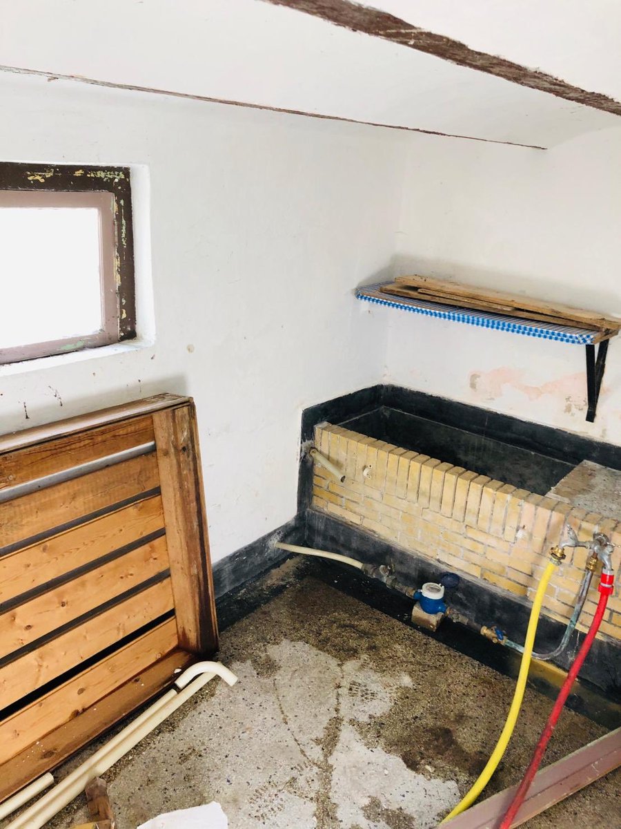 We zijn begonnen met de verbouwing van een oude boerderij naar een modern woonhuis (foto's Jan Otten)