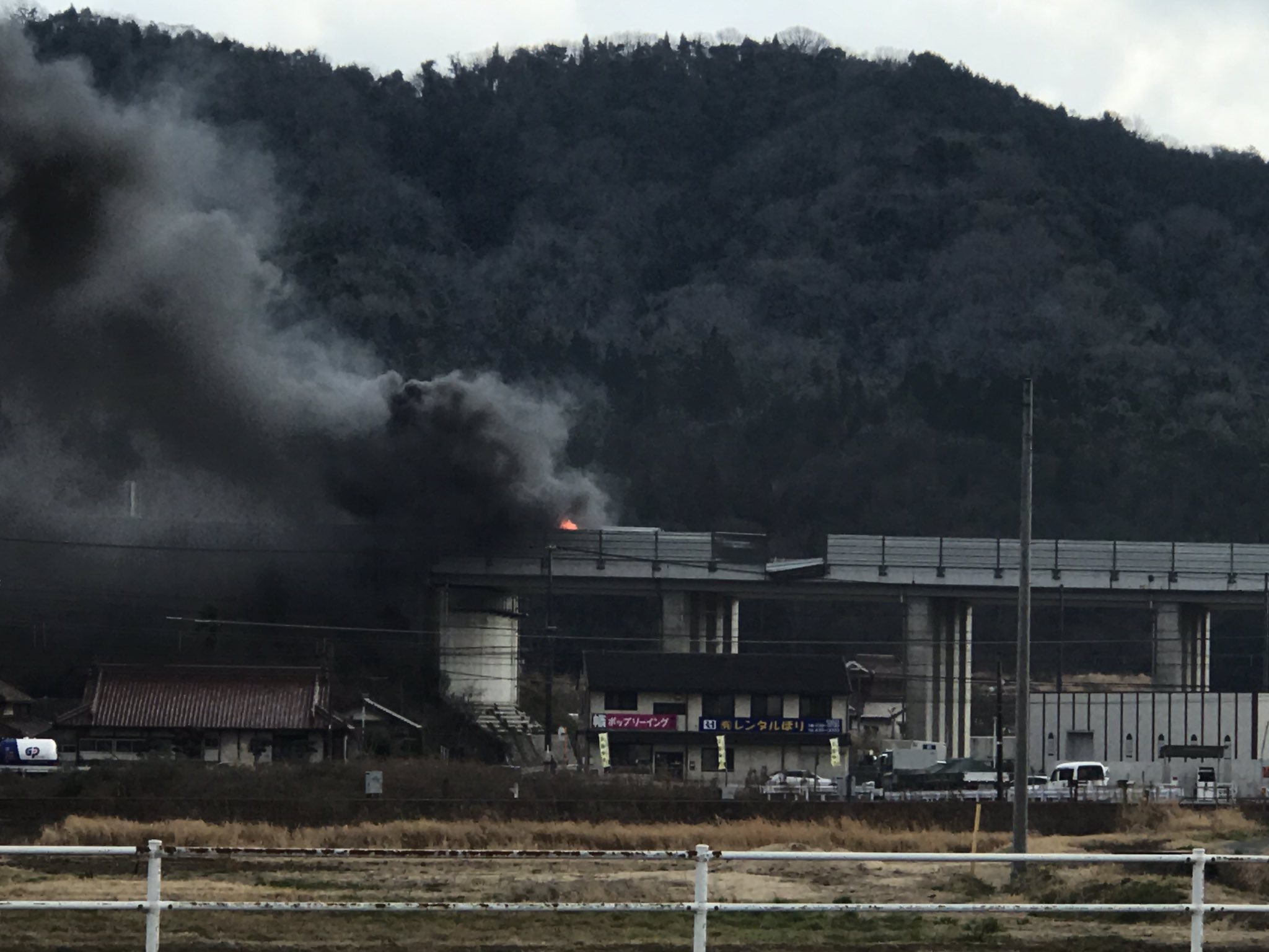 山陽自動車道の西条IC～高屋JCTでトラックが燃えた火災現場の画像