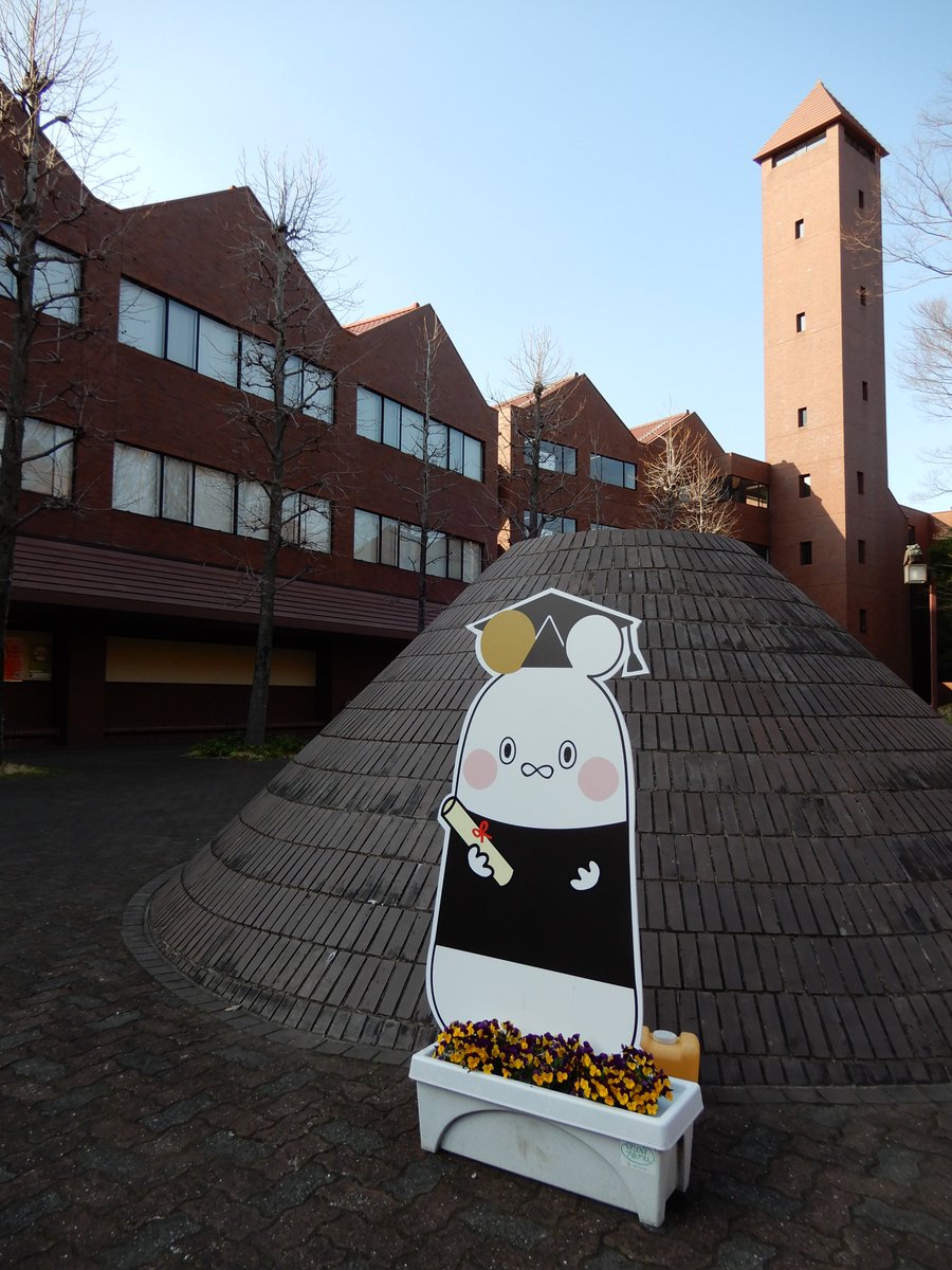 文教大学湘南図書館 卒業生よりご恵贈いただきました ご覧ください この白く光り輝く真新しいブックポストを 今日卒業された皆さんのご寄贈です 大事に使いますね どうもありがとうございました Bunkoも文教富士と図書館と聳塔をバックにお祝い