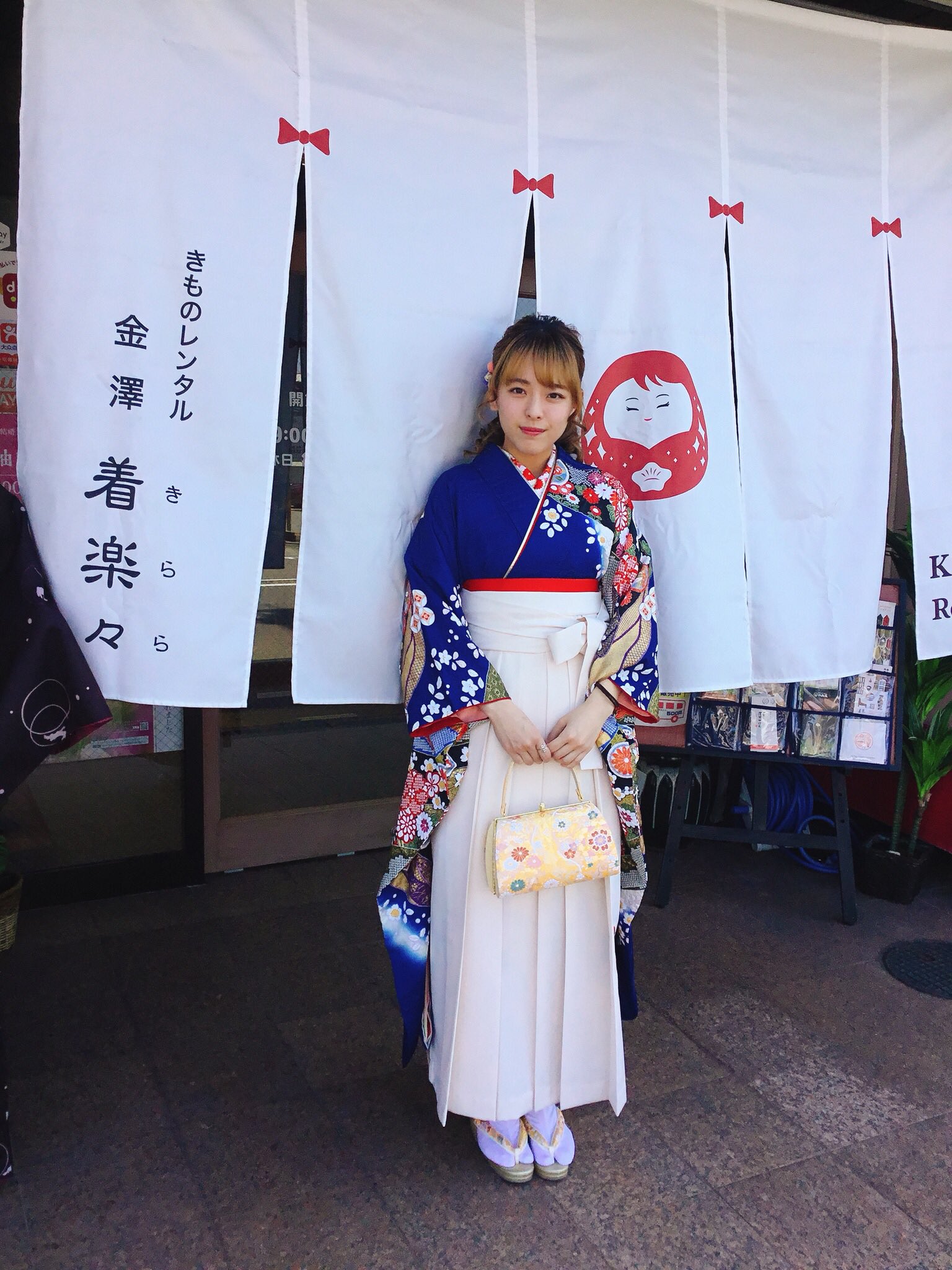 金沢着物レンタル 金澤着楽々 Twitterissa 卒業式が無くなってしまったのですが お友達と大学で写真撮影をする為に袴をレンタルされました ご自身のお振袖と白い袴がとても似合ってました スタッフ皆うっとり ご卒業 おめでとう
