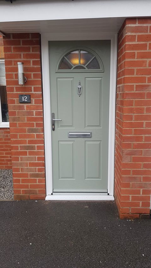 The Chilton One Grill can add the look of a traditional door with all the benefits of a composite one, creating a stylish but timeless look to any home🏡 This one by @Halifax_Doors is a perfect example!