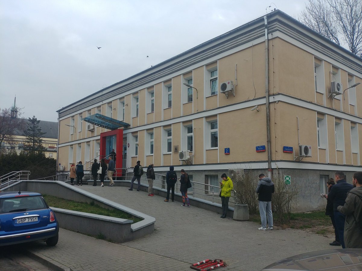 PaweKusak's tweet photo. Kolejka do stacji krwiodawstwa! Budujące! #KoronawirusWPolsce #krew https://t.co/2Qg43QWoFm