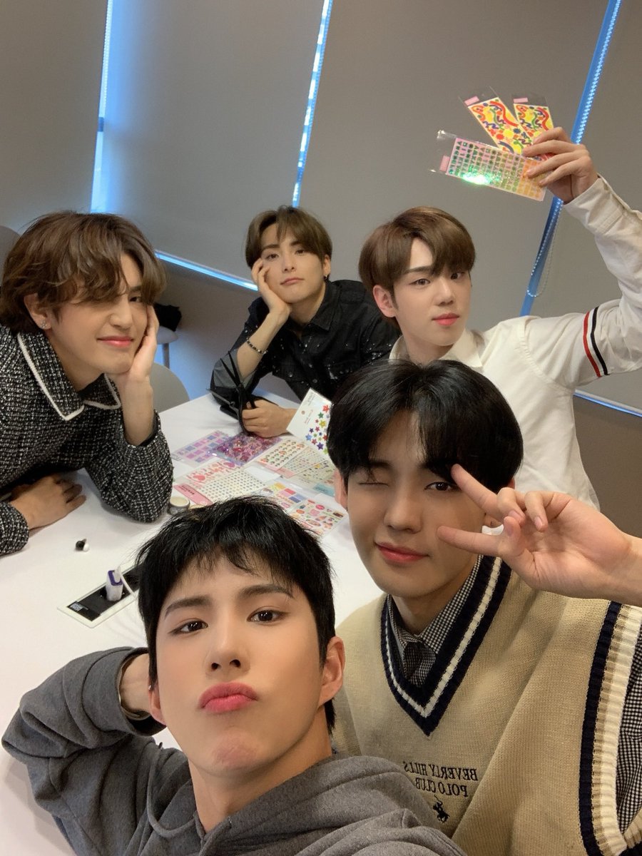 official_ACE7's tweet photo. [#에이스]

폴꾸란 이런 것이다.
뚜둔!!

#에이스 #ACE #초🌍ㅣ스 #CH🌍ice
#폴라로이드꾸미기 #폴꾸 #직찍직꾸폴꾸 https://t.co/cu3rFJc7sr