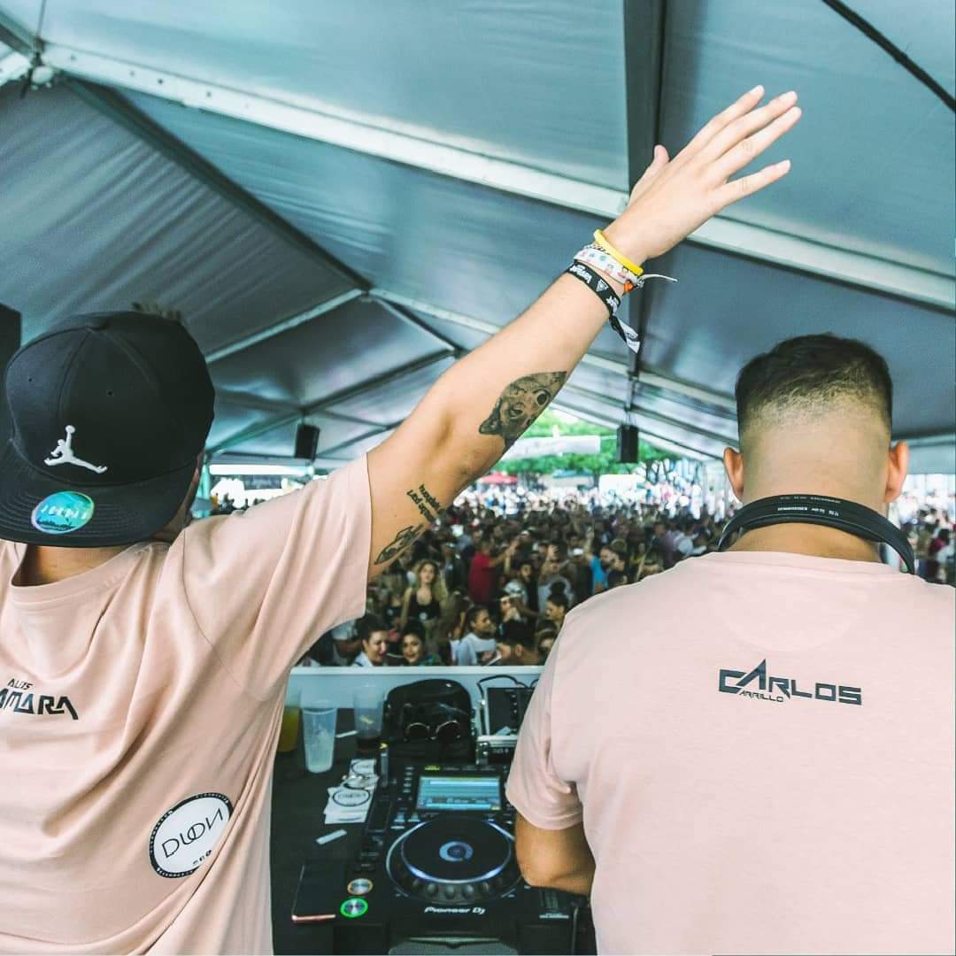 alexskamaradj's tweet photo. "Lo importante es reír y disfrutar, pero sobre todo compartirlo con los demás"
▪️
▪️
▪️
▪️
▪️
▪️
#dj #music #party #Murcia #house #comercial #rnb #pop #duon #duonmusic #dance #summer #funny #2019 https://t.co/lLvp8BPBjr